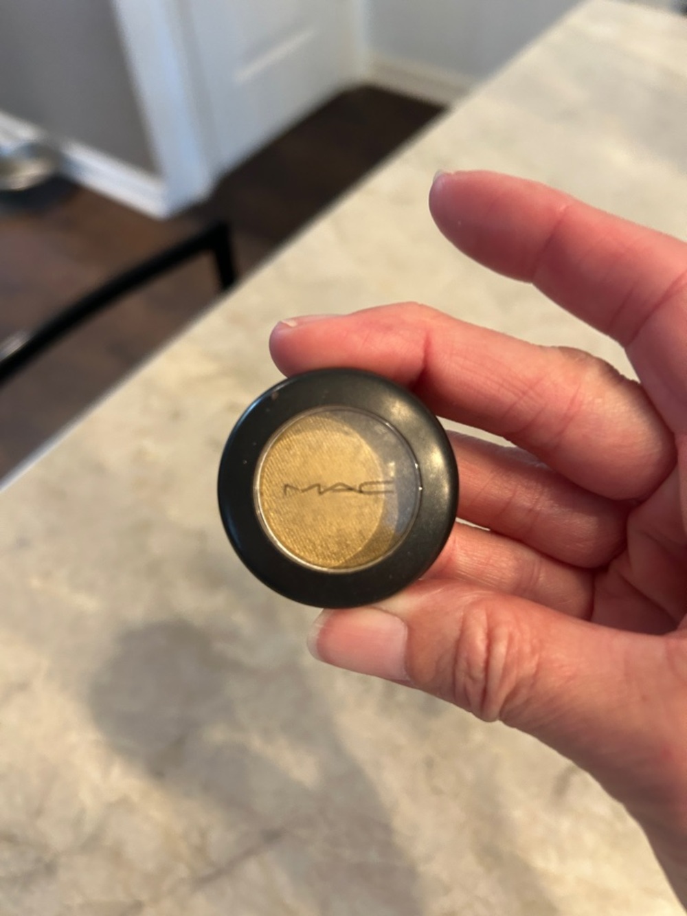 MAC Single Glare Velvet Eyeshadow